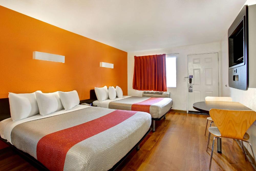 Deluxe Queen Room with Two Queen Beds interior